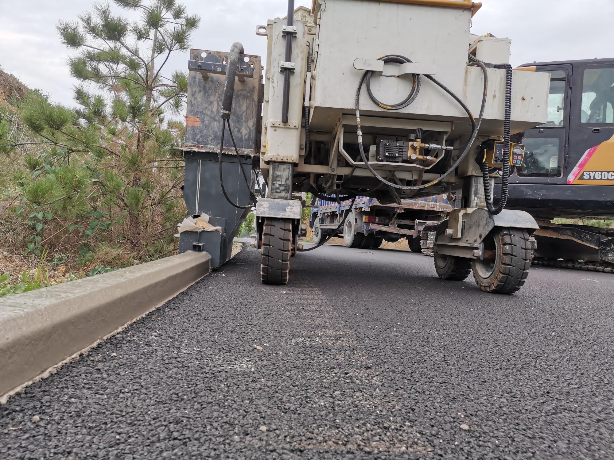 NC600路緣石滑模機(jī)路緣石滑模施工案例2